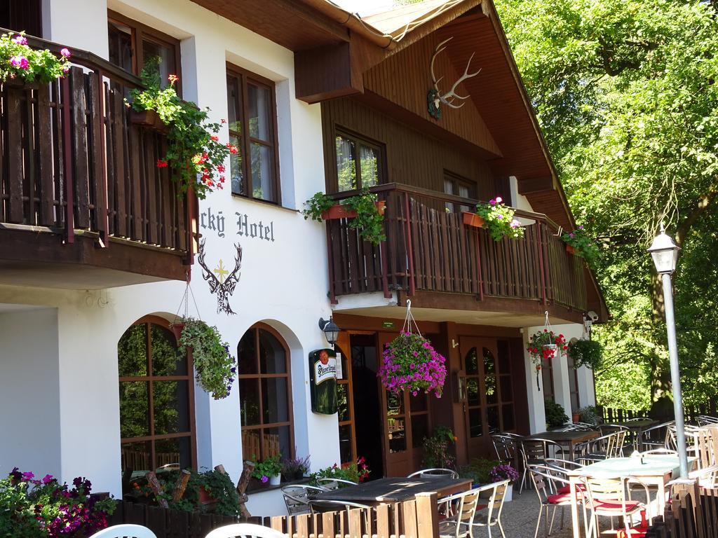 Lovecky Hotel Jivak Loučeň Exteriör bild