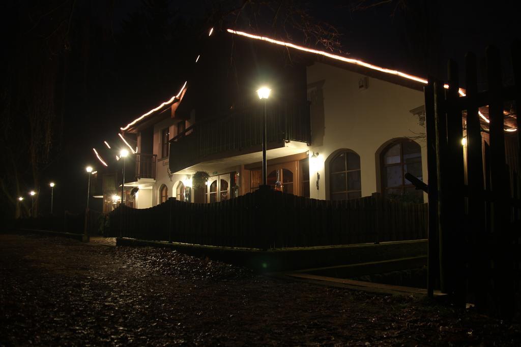 Lovecky Hotel Jivak Loučeň Exteriör bild