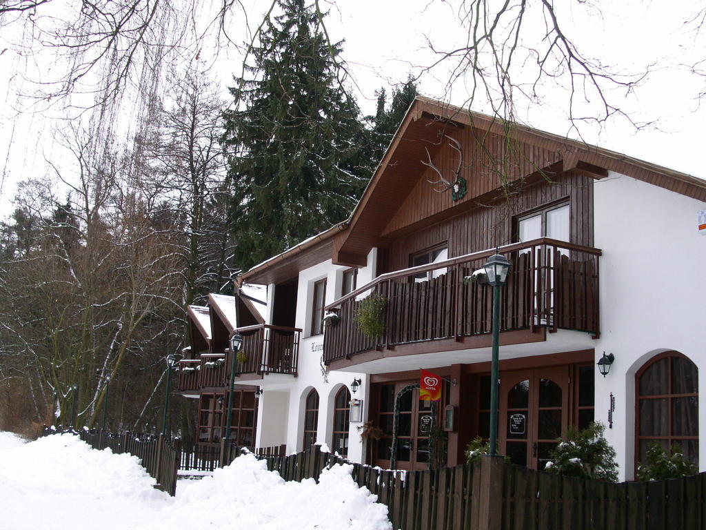 Lovecky Hotel Jivak Loučeň Exteriör bild